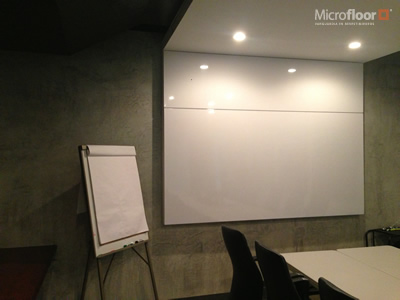 Microcemento en sala de reuniones